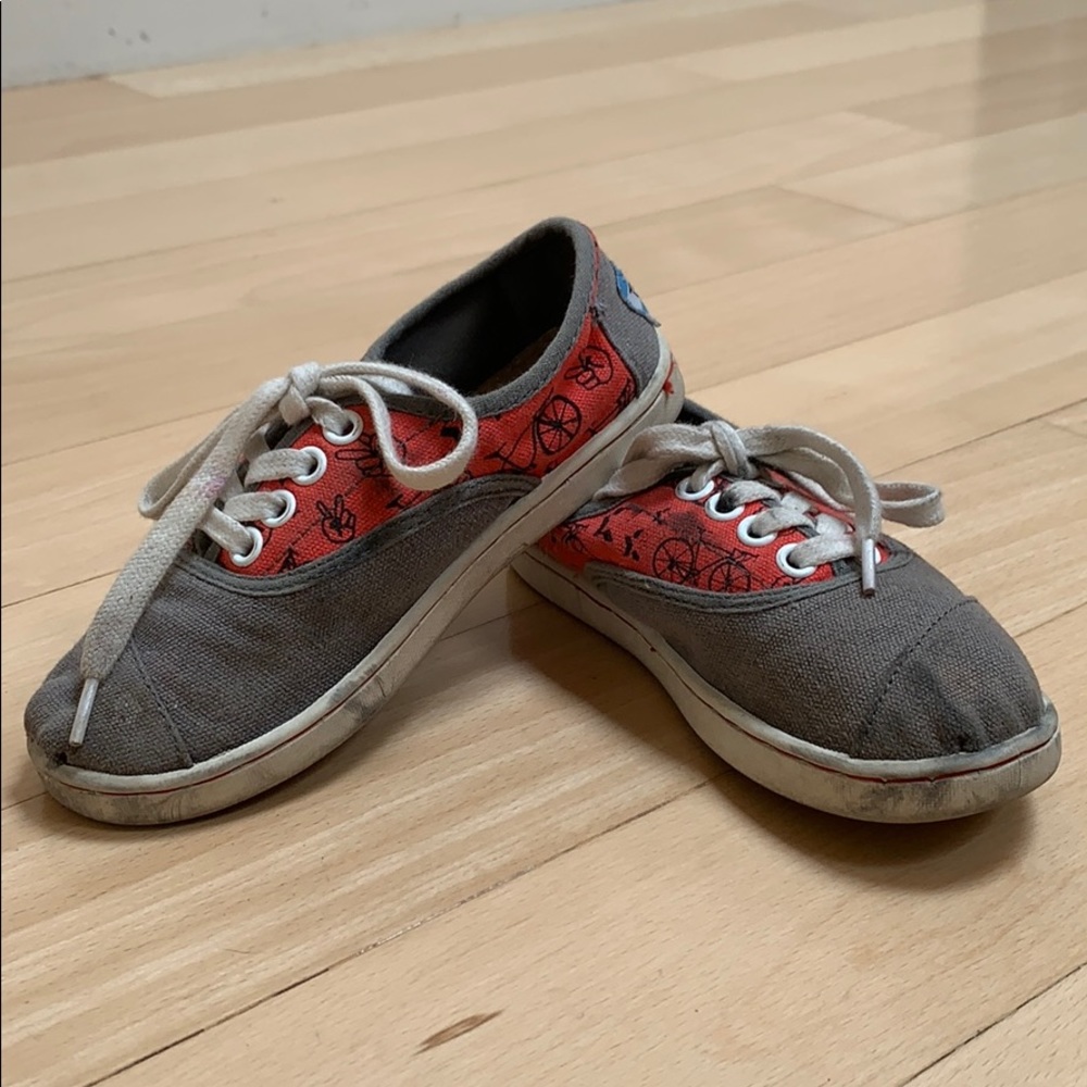 Toms Shoes w/ laces in size Y12